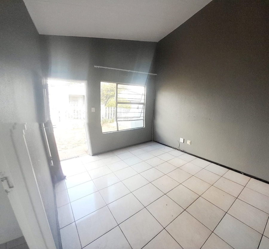 To Let 2 Bedroom Property for Rent in Ridgeway Gauteng