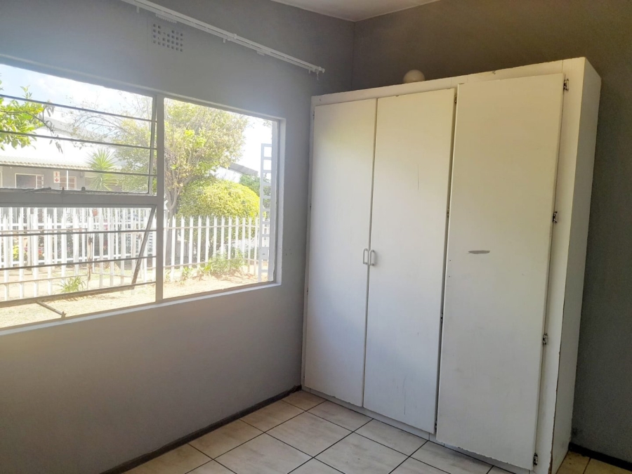 To Let 2 Bedroom Property for Rent in Ridgeway Gauteng