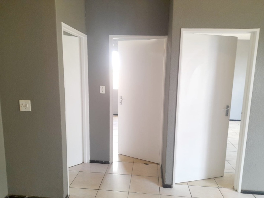 To Let 2 Bedroom Property for Rent in Ridgeway Gauteng