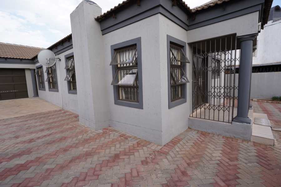 4 Bedroom Property for Sale in Lotus Gardens Gauteng