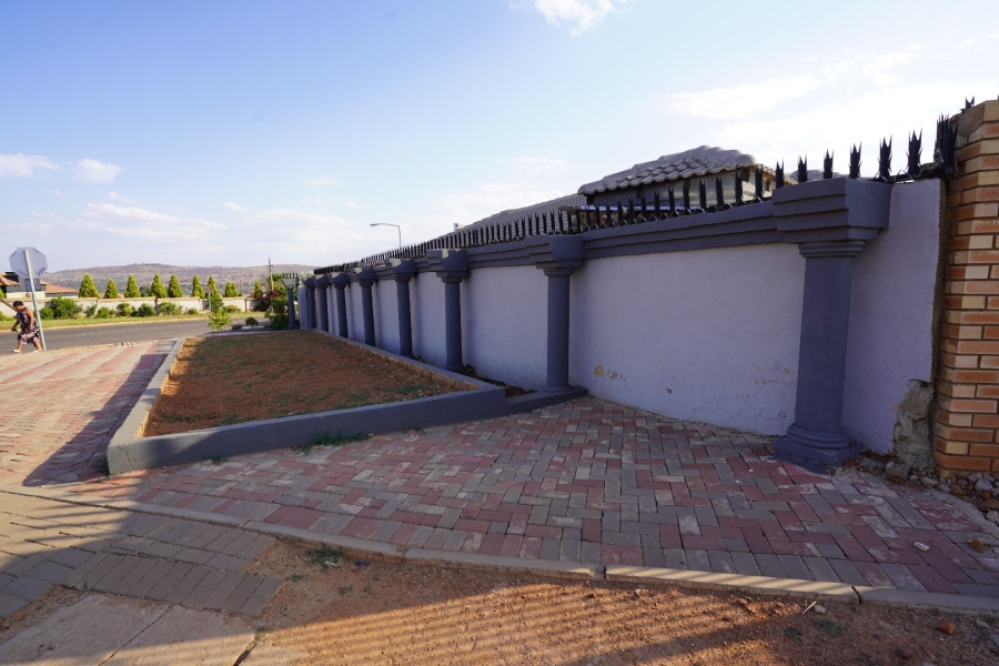 4 Bedroom Property for Sale in Lotus Gardens Gauteng