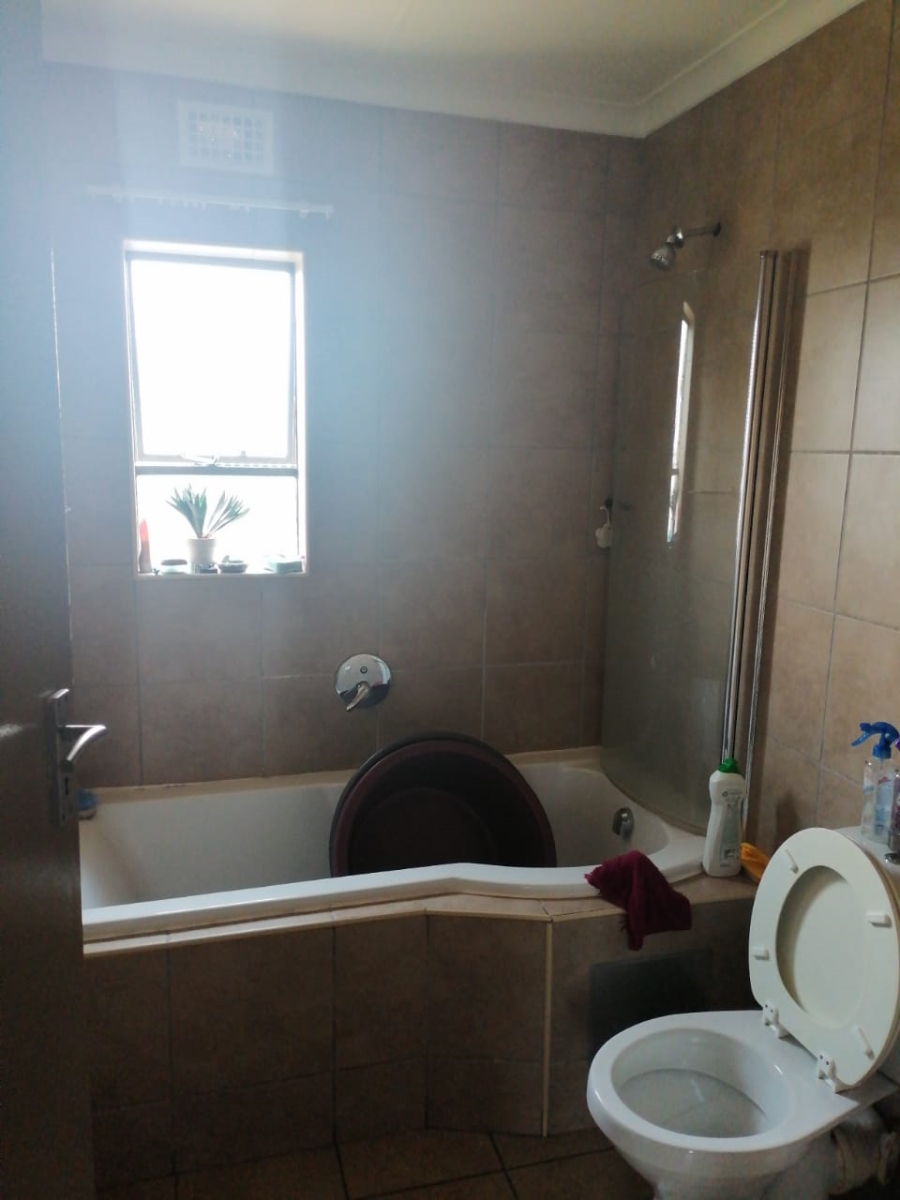 2 Bedroom Property for Sale in Olifantsvlei Gauteng