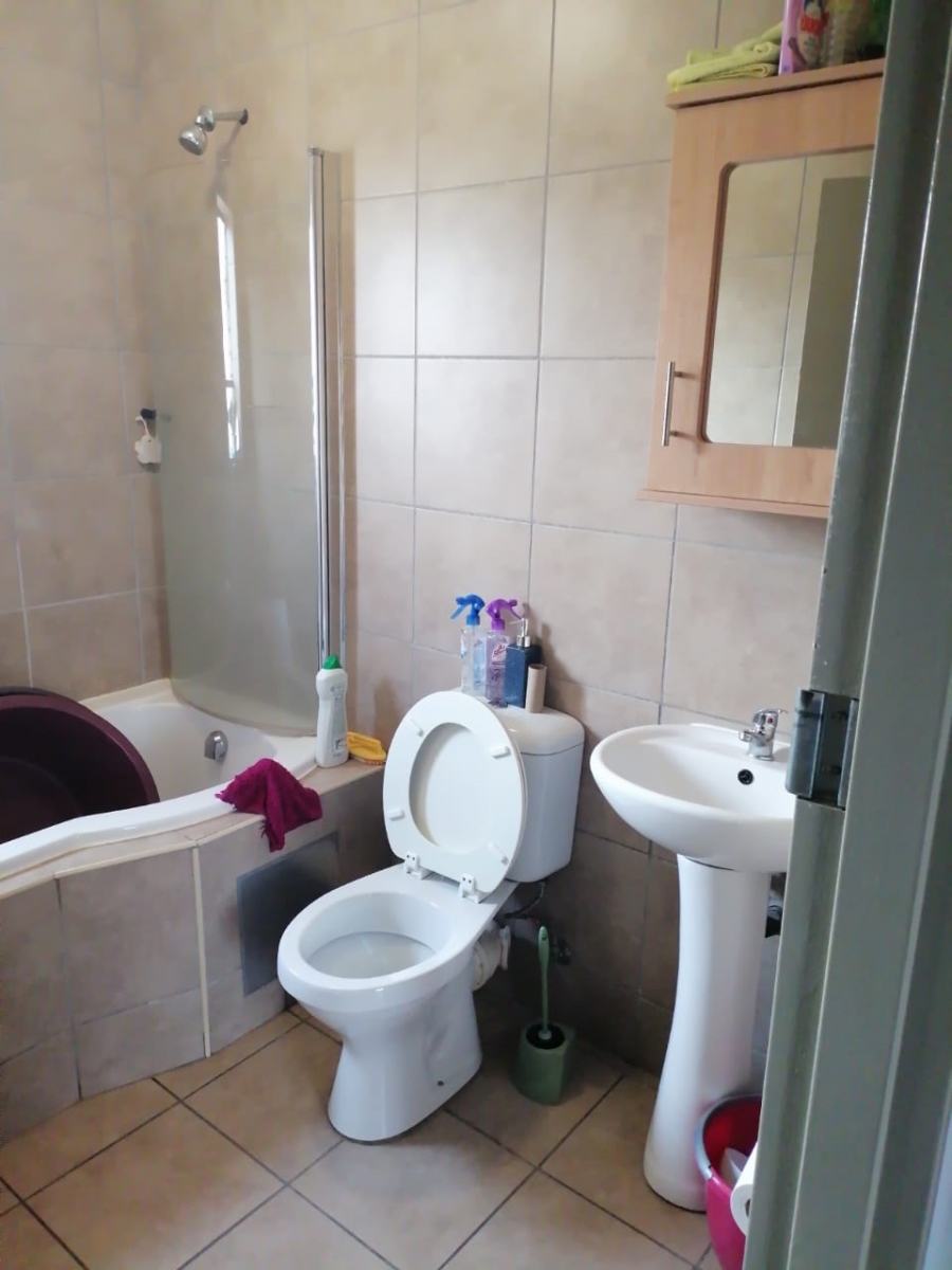 2 Bedroom Property for Sale in Olifantsvlei Gauteng