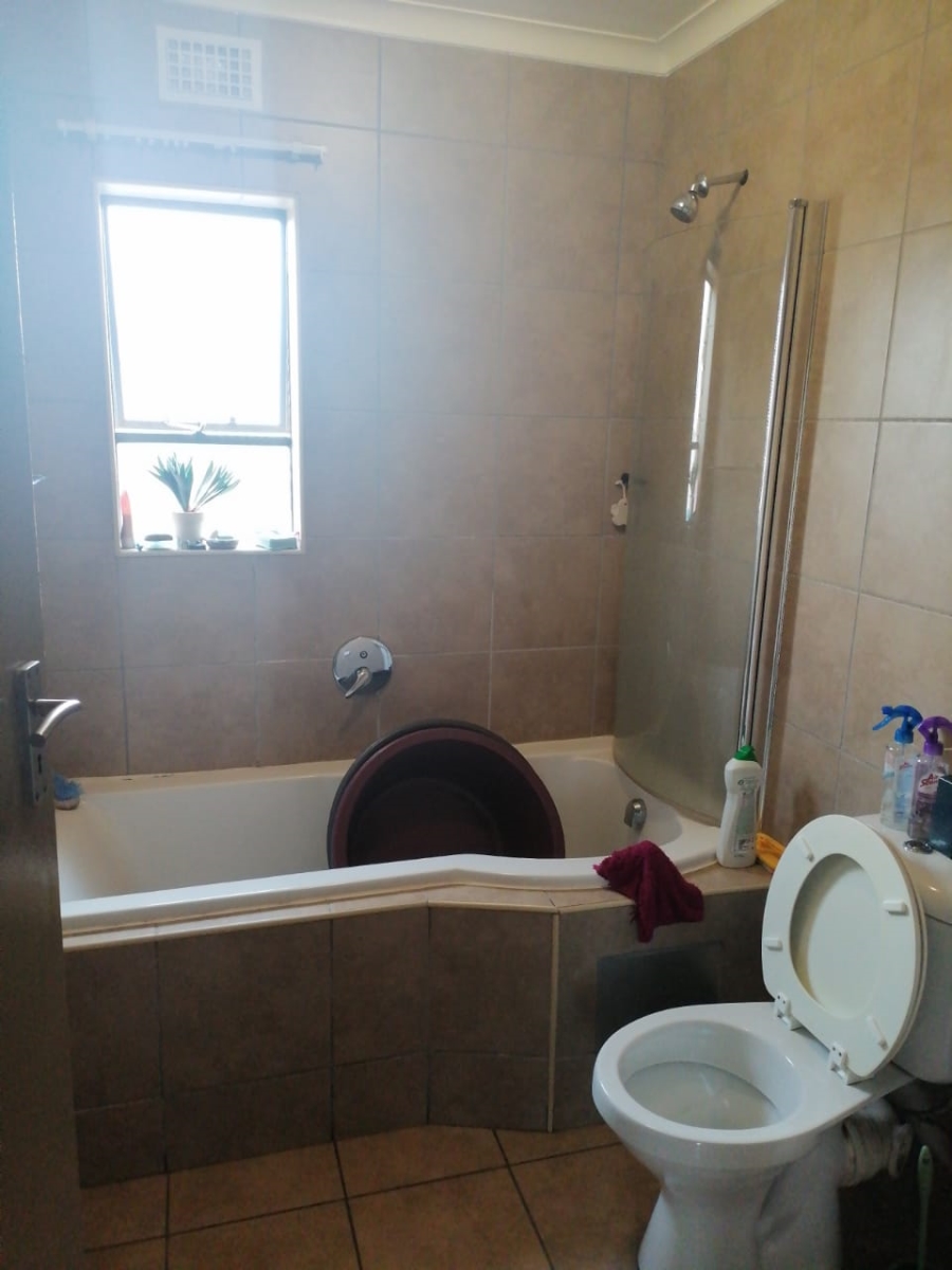 2 Bedroom Property for Sale in Olifantsvlei Gauteng