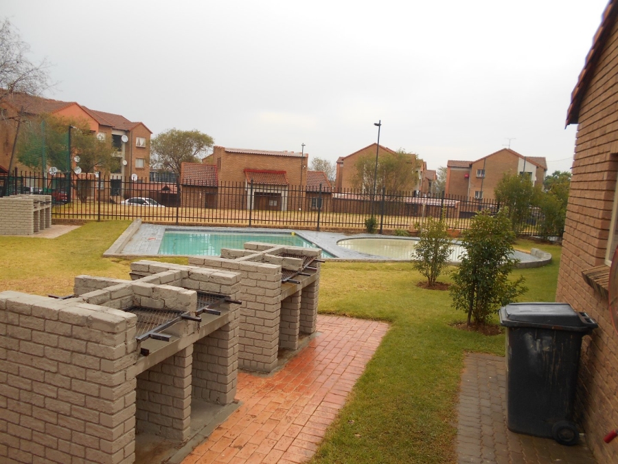 To Let 2 Bedroom Property for Rent in Vorna Valley Gauteng