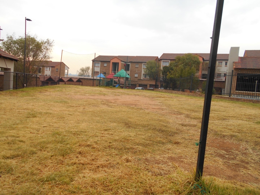 To Let 2 Bedroom Property for Rent in Vorna Valley Gauteng