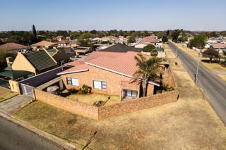 2 Bedroom Property for Sale in Strubenvale Gauteng