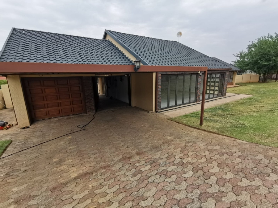 To Let 4 Bedroom Property for Rent in Florida Glen Gauteng