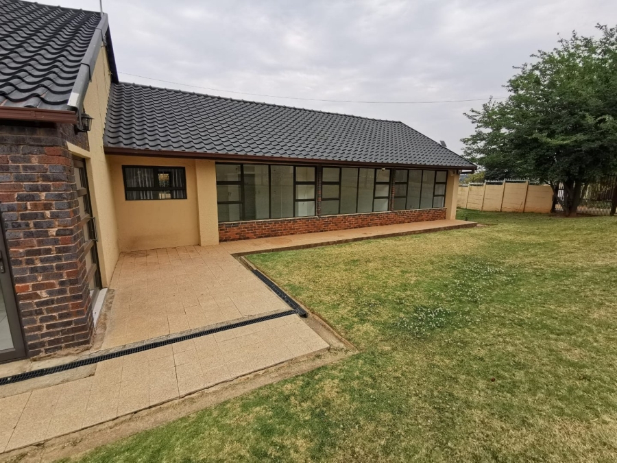 To Let 4 Bedroom Property for Rent in Florida Glen Gauteng