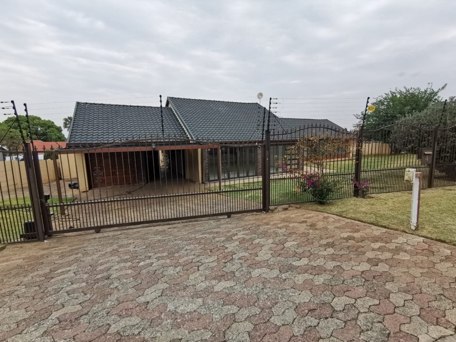 To Let 4 Bedroom Property for Rent in Florida Glen Gauteng