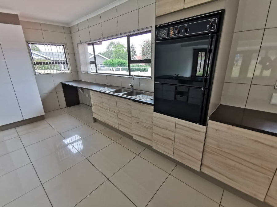 To Let 4 Bedroom Property for Rent in Florida Glen Gauteng