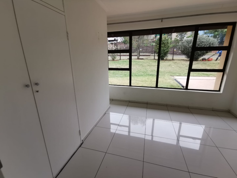 To Let 4 Bedroom Property for Rent in Florida Glen Gauteng