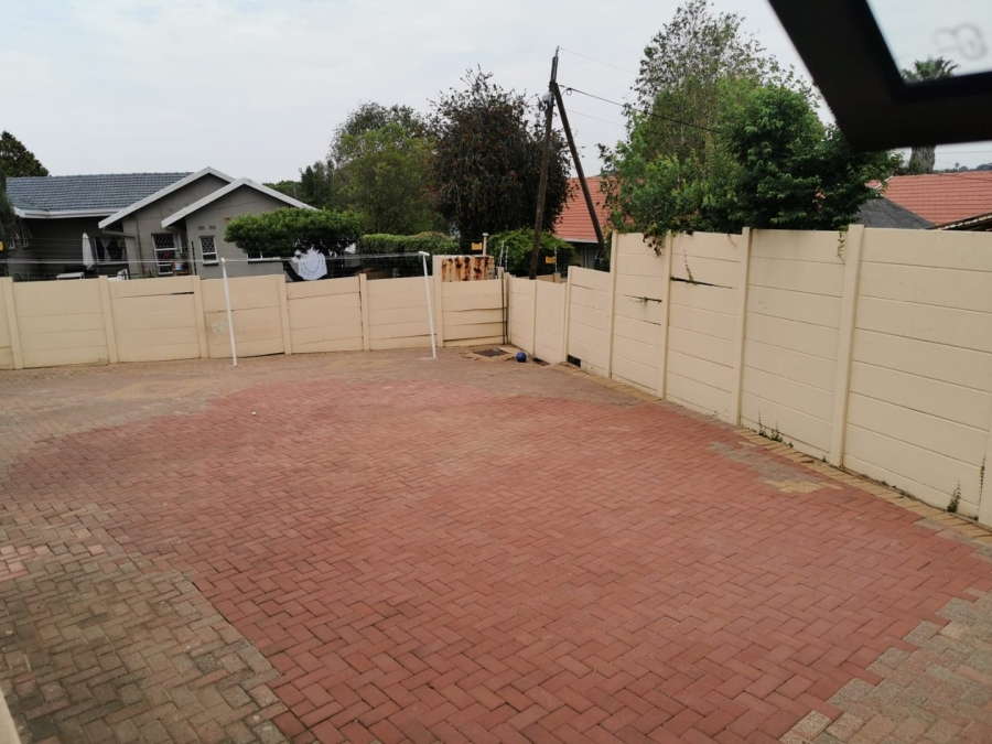 To Let 4 Bedroom Property for Rent in Florida Glen Gauteng