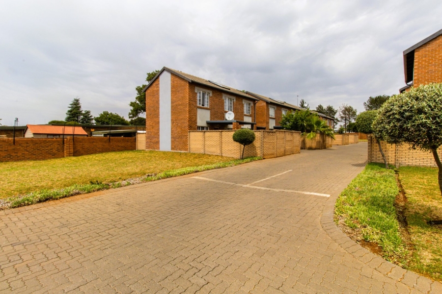 2 Bedroom Property for Sale in Raslouw Gauteng