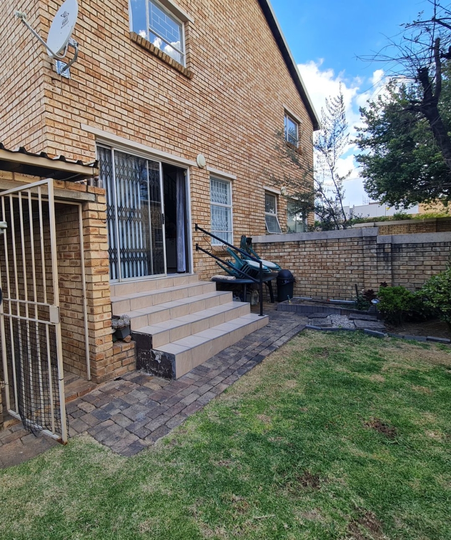 2 Bedroom Property for Sale in Wilgeheuwel Gauteng