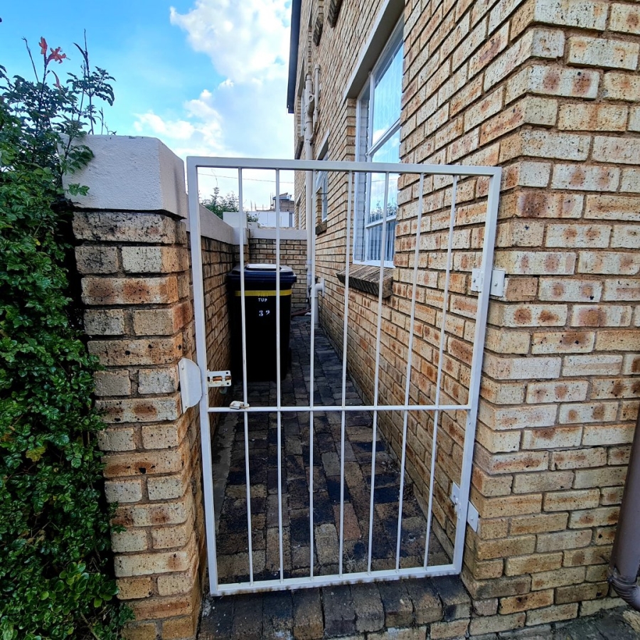 2 Bedroom Property for Sale in Wilgeheuwel Gauteng