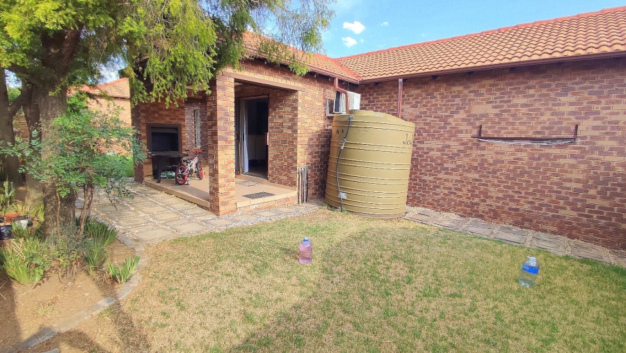 2 Bedroom Property for Sale in Rooihuiskraal North Gauteng