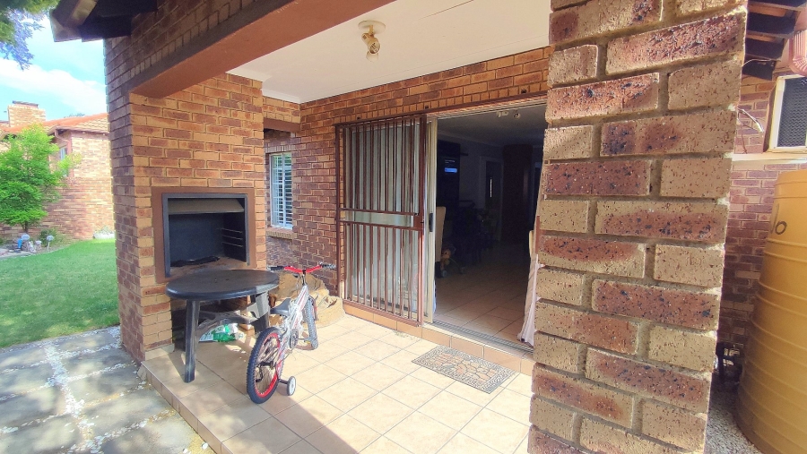 2 Bedroom Property for Sale in Rooihuiskraal North Gauteng