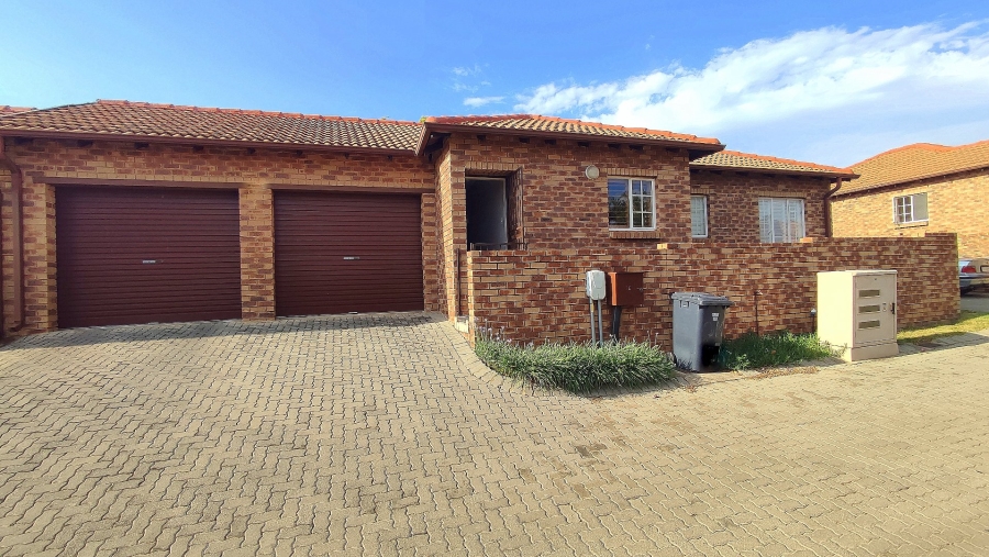 2 Bedroom Property for Sale in Rooihuiskraal North Gauteng