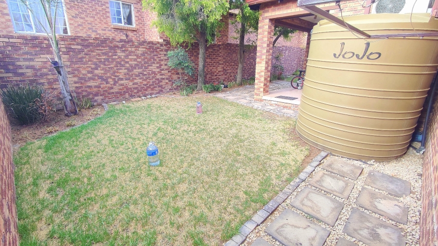 2 Bedroom Property for Sale in Rooihuiskraal North Gauteng