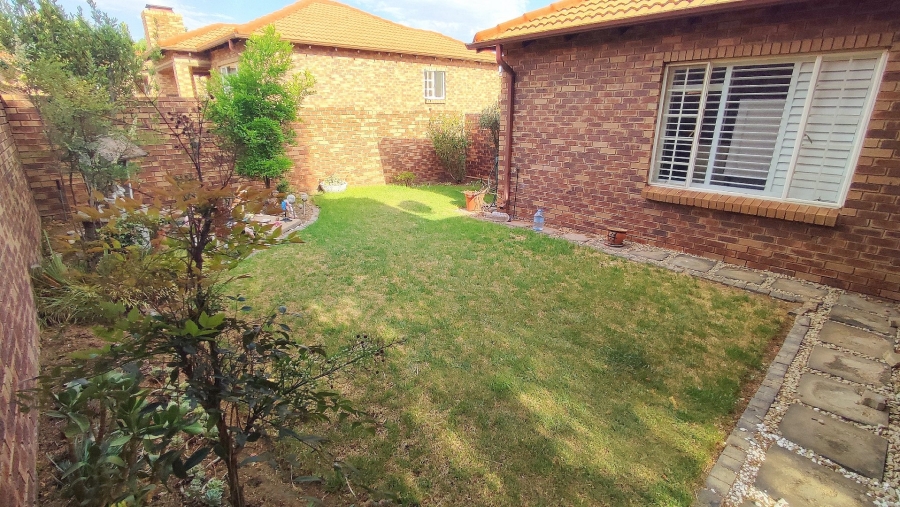 2 Bedroom Property for Sale in Rooihuiskraal North Gauteng