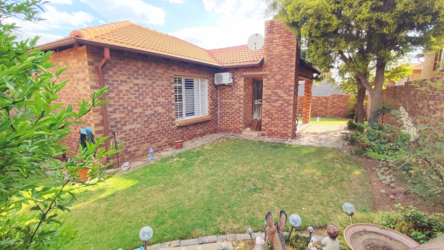 2 Bedroom Property for Sale in Rooihuiskraal North Gauteng