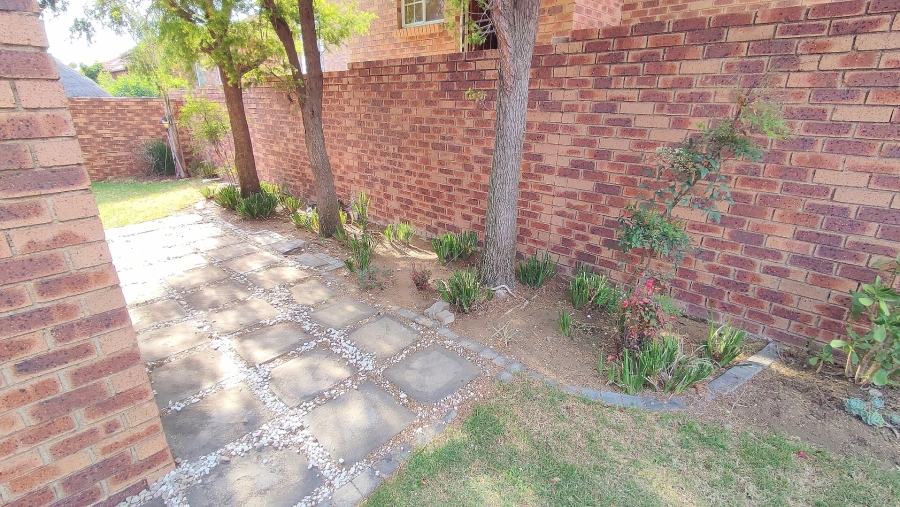 2 Bedroom Property for Sale in Rooihuiskraal North Gauteng