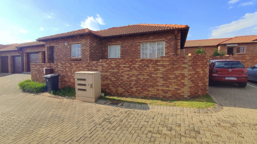 2 Bedroom Property for Sale in Rooihuiskraal North Gauteng