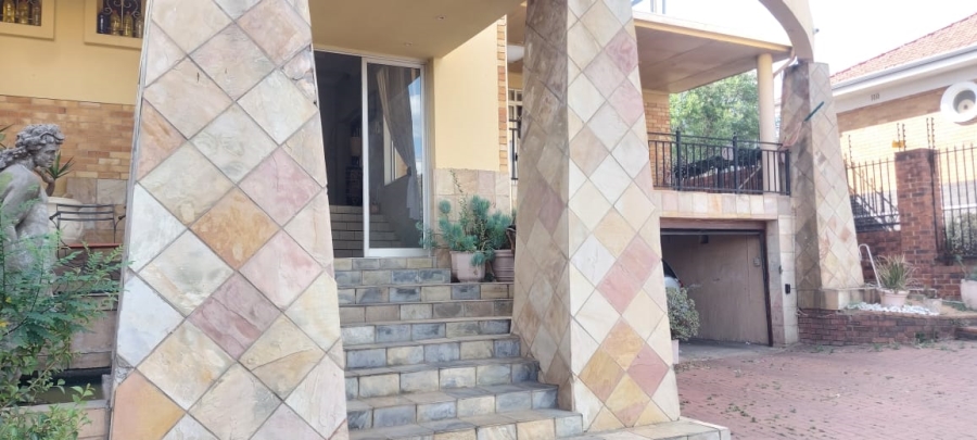 5 Bedroom Property for Sale in Linmeyer Gauteng