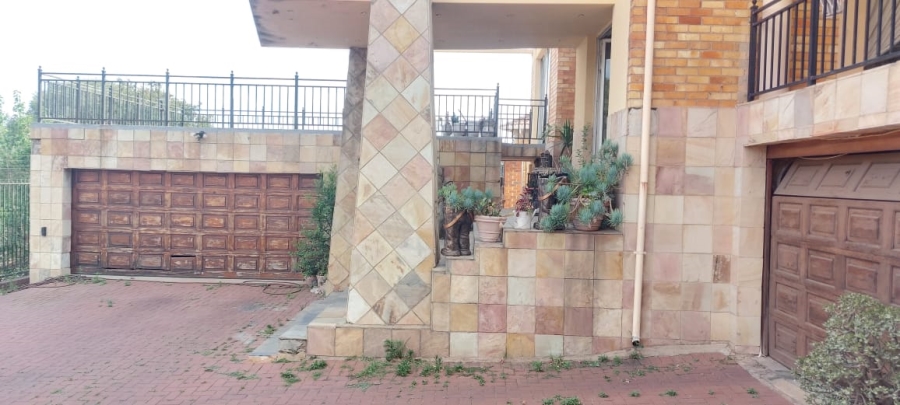 5 Bedroom Property for Sale in Linmeyer Gauteng