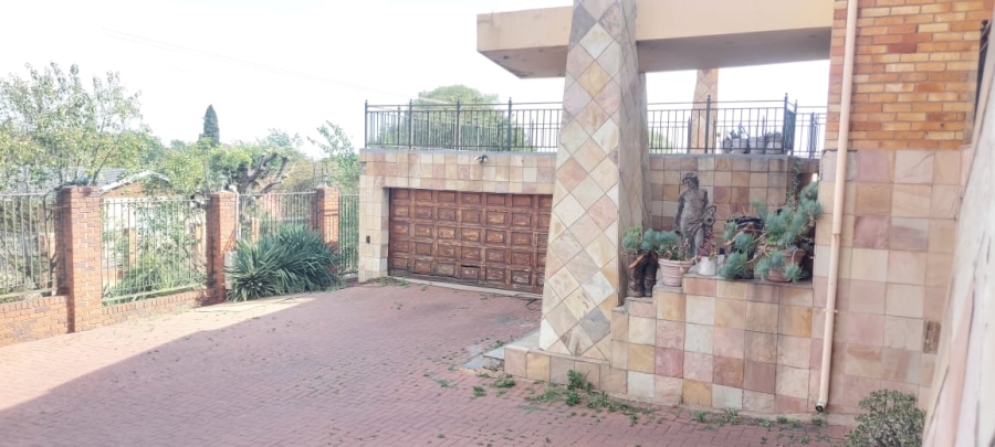 5 Bedroom Property for Sale in Linmeyer Gauteng