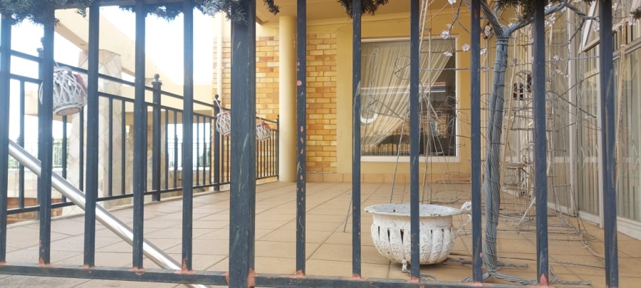 5 Bedroom Property for Sale in Linmeyer Gauteng