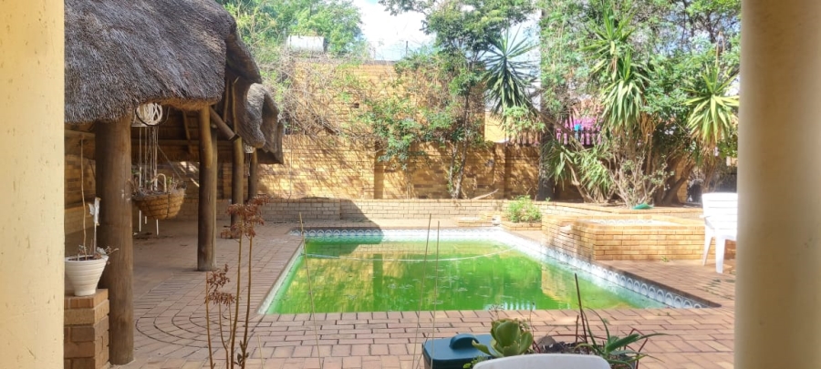 5 Bedroom Property for Sale in Linmeyer Gauteng