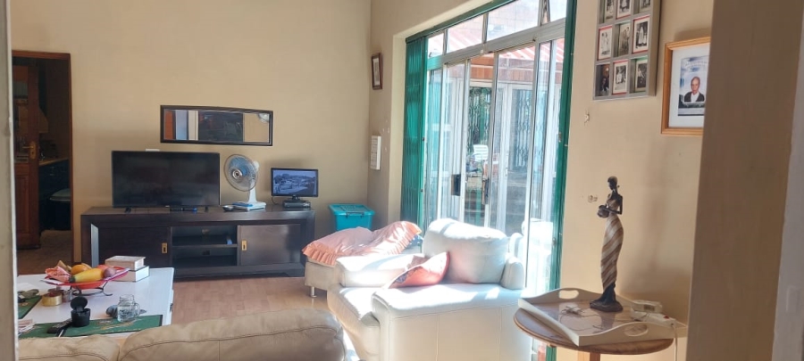 5 Bedroom Property for Sale in Linmeyer Gauteng