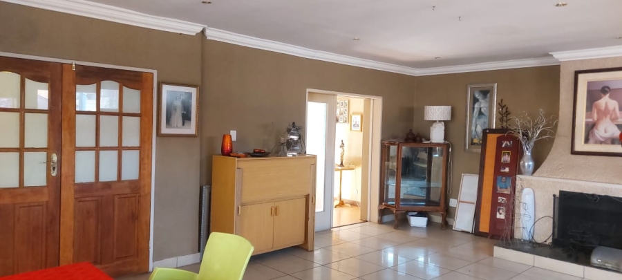 5 Bedroom Property for Sale in Linmeyer Gauteng