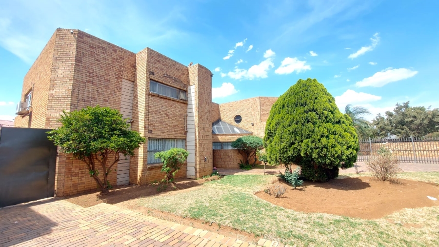 4 Bedroom Property for Sale in Lenasia Ext 9 Gauteng