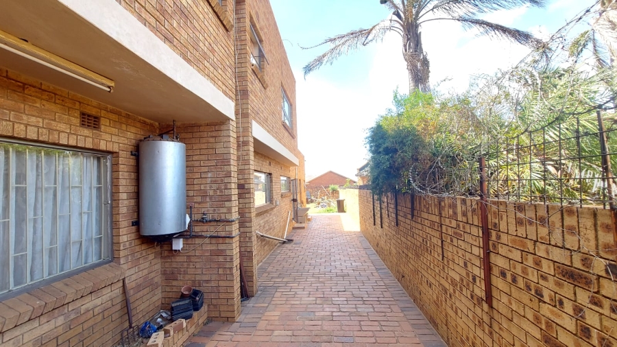 4 Bedroom Property for Sale in Lenasia Ext 9 Gauteng