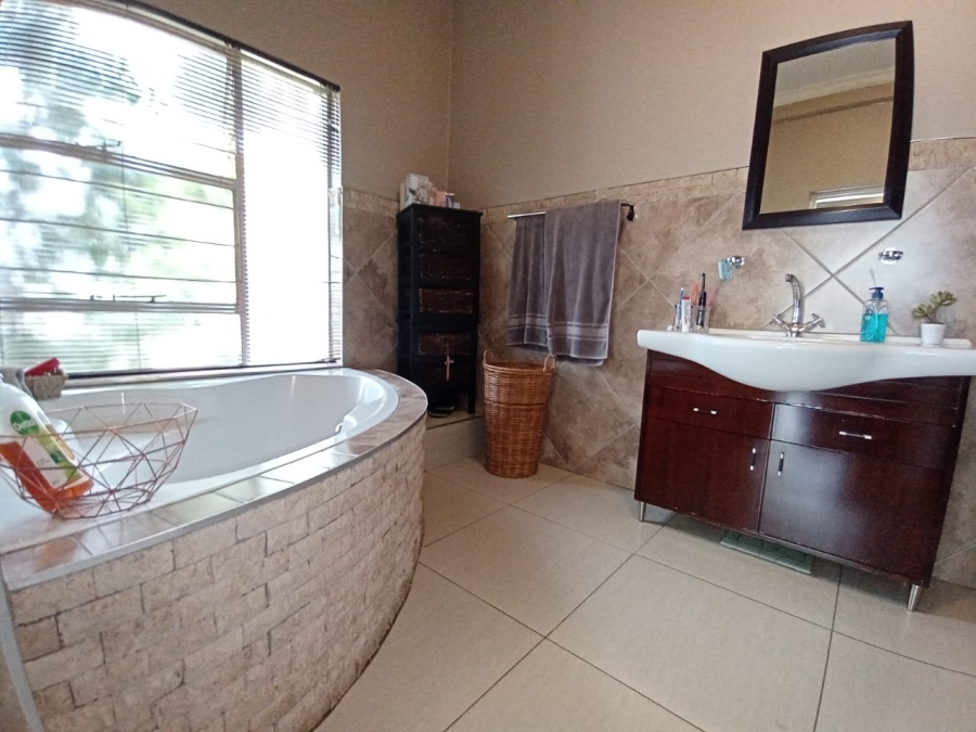 4 Bedroom Property for Sale in Noordheuwel Gauteng