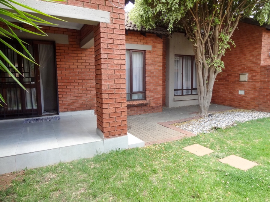 2 Bedroom Property for Sale in Stone Ridge Gauteng