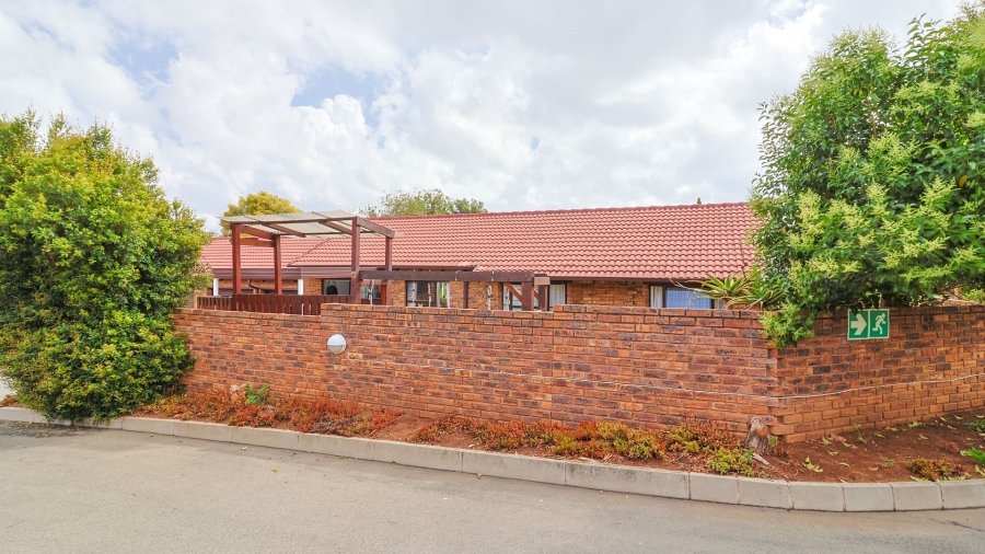 3 Bedroom Property for Sale in Wilgeheuwel Gauteng