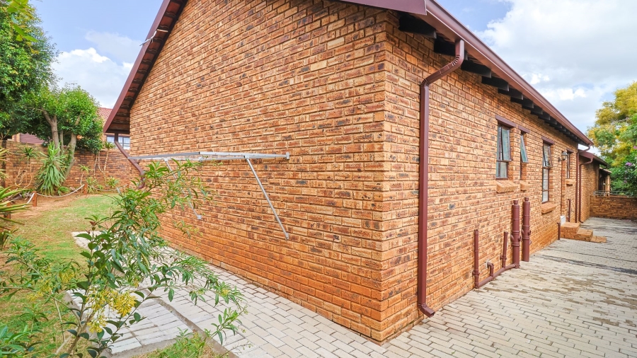 3 Bedroom Property for Sale in Wilgeheuwel Gauteng