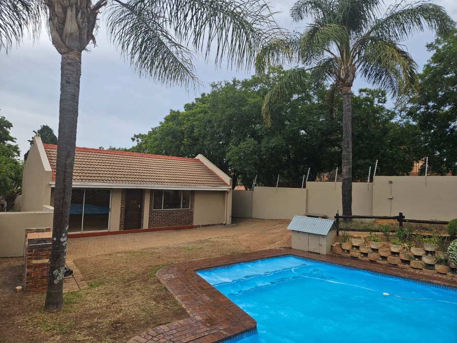 2 Bedroom Property for Sale in Sonneglans Gauteng