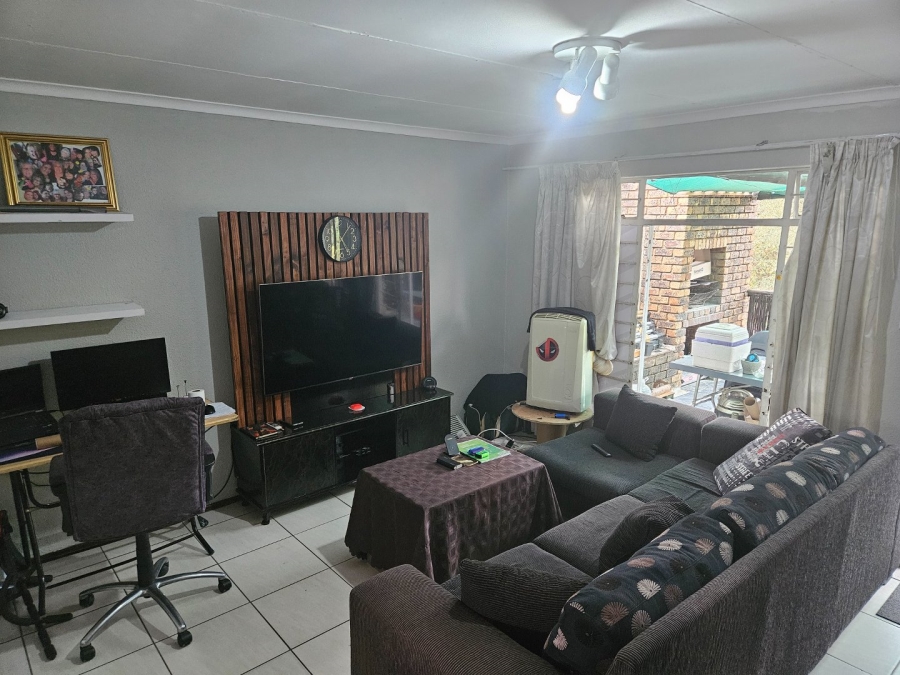 2 Bedroom Property for Sale in Sonneglans Gauteng