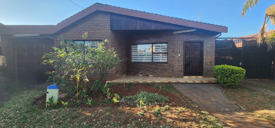 To Let 4 Bedroom Property for Rent in Laudium Gauteng