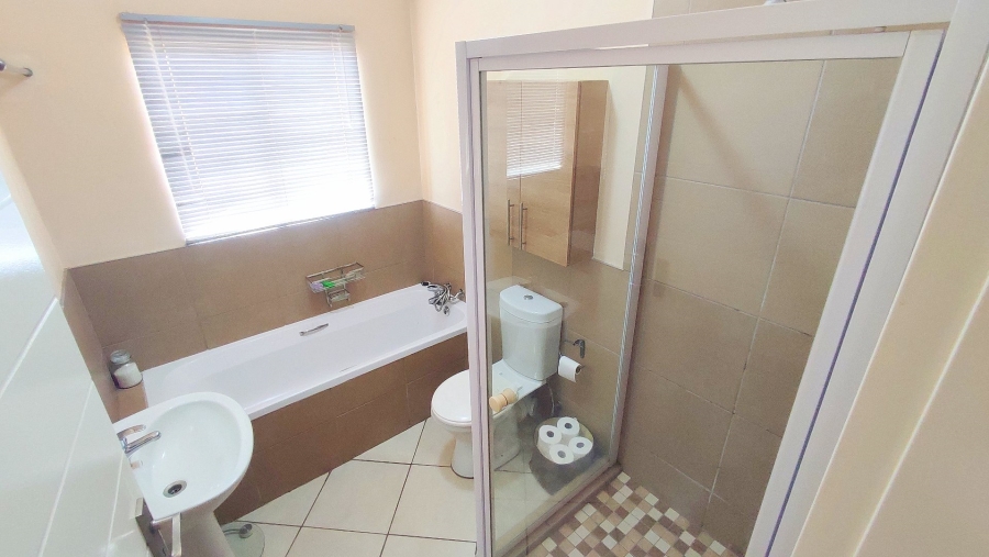 2 Bedroom Property for Sale in Monavoni Gauteng