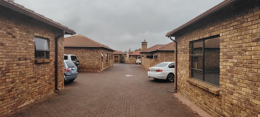 To Let 3 Bedroom Property for Rent in New Redruth Gauteng