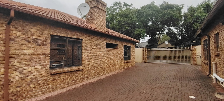 To Let 3 Bedroom Property for Rent in New Redruth Gauteng