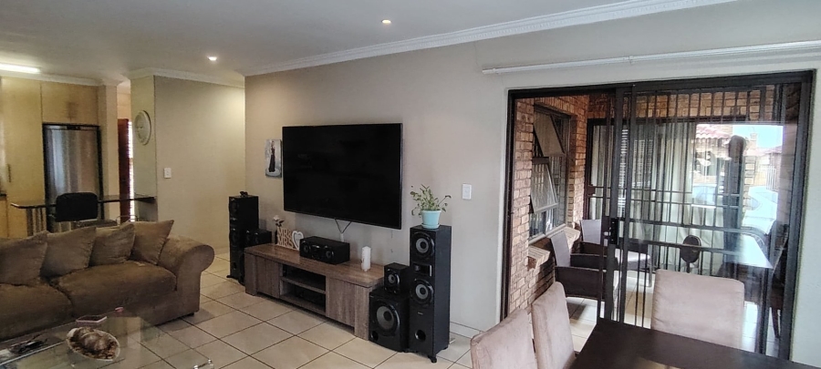 To Let 3 Bedroom Property for Rent in New Redruth Gauteng