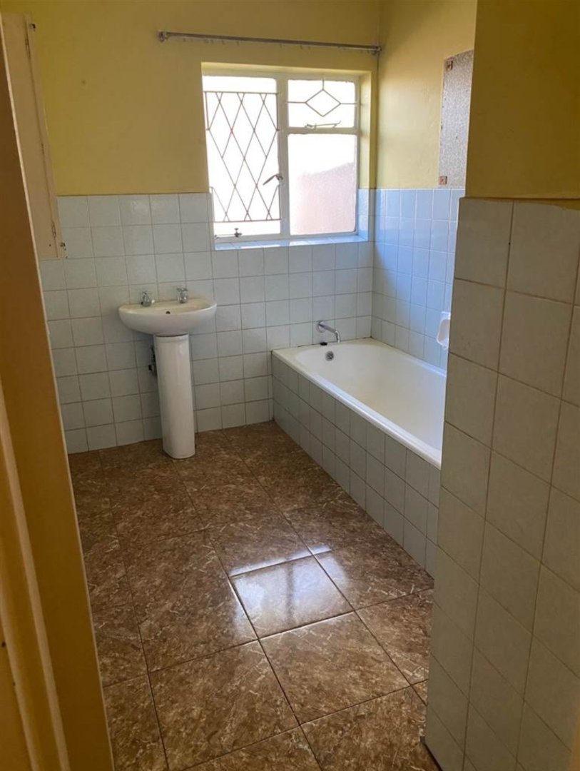 To Let 4 Bedroom Property for Rent in Lombardy East Gauteng