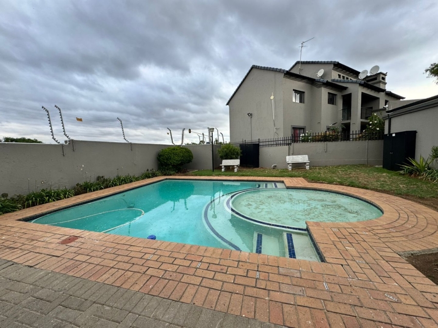 To Let 2 Bedroom Property for Rent in Noordwyk Gauteng